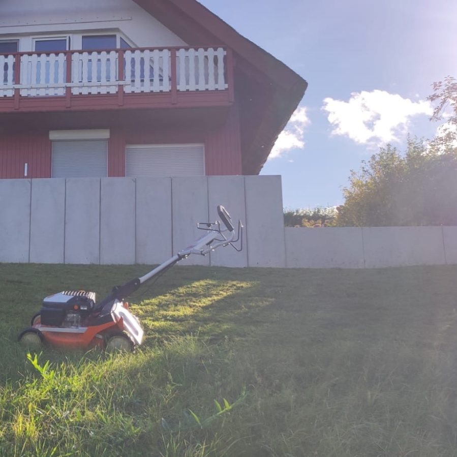 Rasenmäher auf Rasen im Sonnenschein